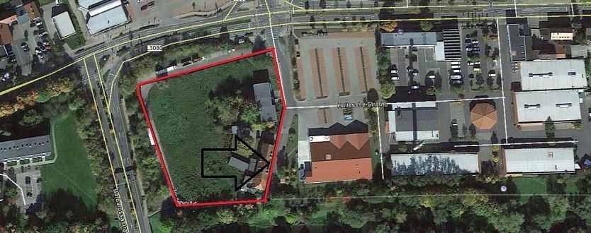 Dieses Grundstück (Pfeil) soll die Service Gesellschaft kaufen (Foto: Google Earth)