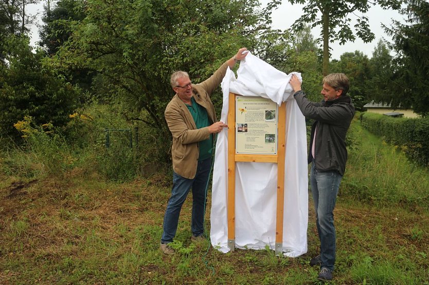 Hans-Jürgen Bednarzik und Stephan Klante eröffneten den ersten Bienenlehrpfad Nordthüringens (Foto: Angelo Glashagel)