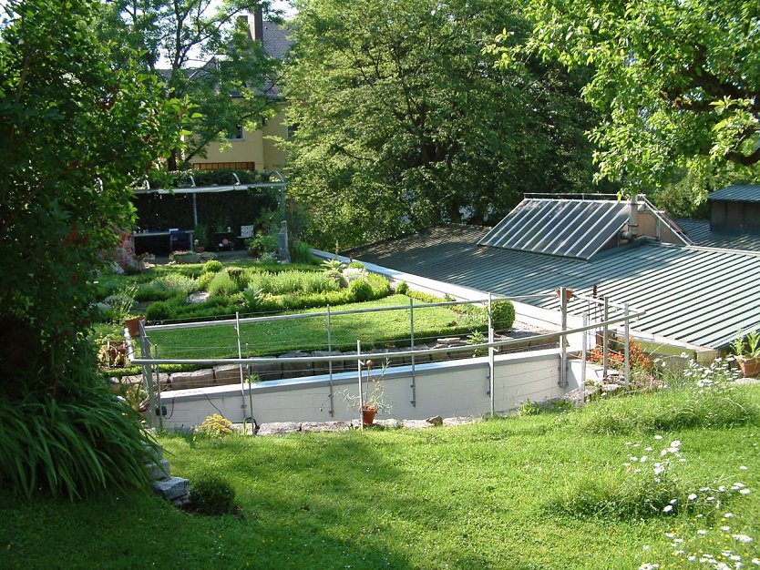 Schallschutz auf natürliche Art: Auf dieser Werkhalle entstand eine ganze Gartenlandschaft. (Foto: Thüringer Dachdeckerhandwerk)
