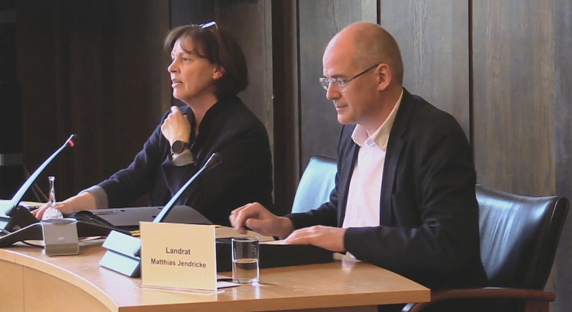 Carola Böck und Landrat Matthias Jendricke bereiten die Abstimmungen zum Haushalt 2024 vor (Foto: oas)