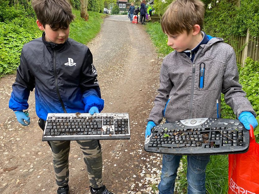 Aktion „Saubere Stadt" in Sondershausen: Sogar Tastaturen werden in die Natur geworfen. Die jungen Müllsammler konnten dies nicht fassen.  (Foto: Janine Skara)