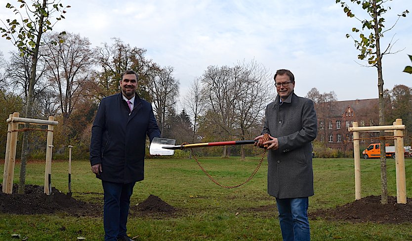 Baumpflanzung am Alten Friedhof (Foto: Anke Pfannstiel © Stadtverwaltung Mühlhausen) Baumpflanzung am Alten Friedhof (Foto: Anke Pfannstiel © Stadtverwaltung Mühlhausen)