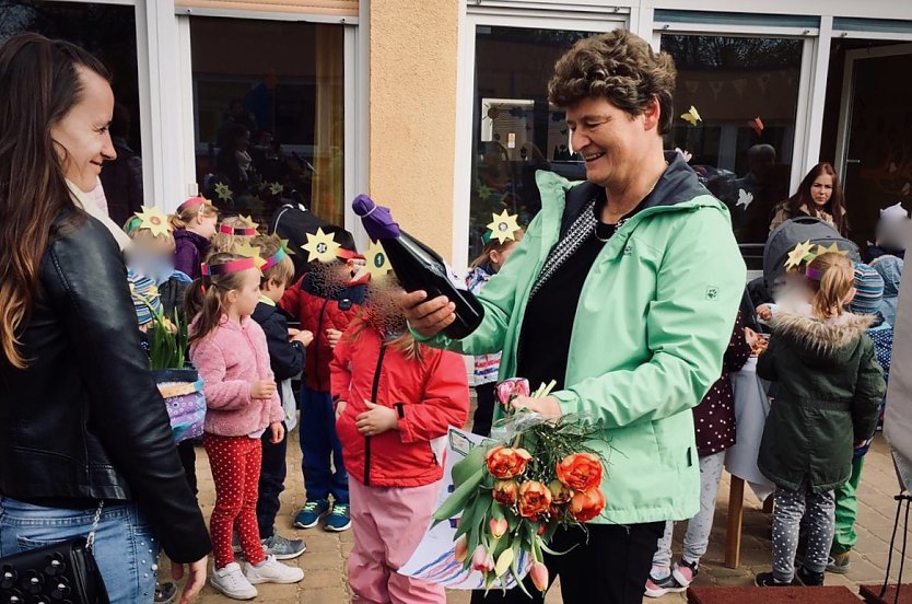 Glückwünsche und Geschenke von Groß und Klein zum 60. Geburtstag (Foto: Montessori-Kinderhaus) Glückwünsche und Geschenke von Groß und Klein zum 60. Geburtstag (Foto: Montessori-Kinderhaus)