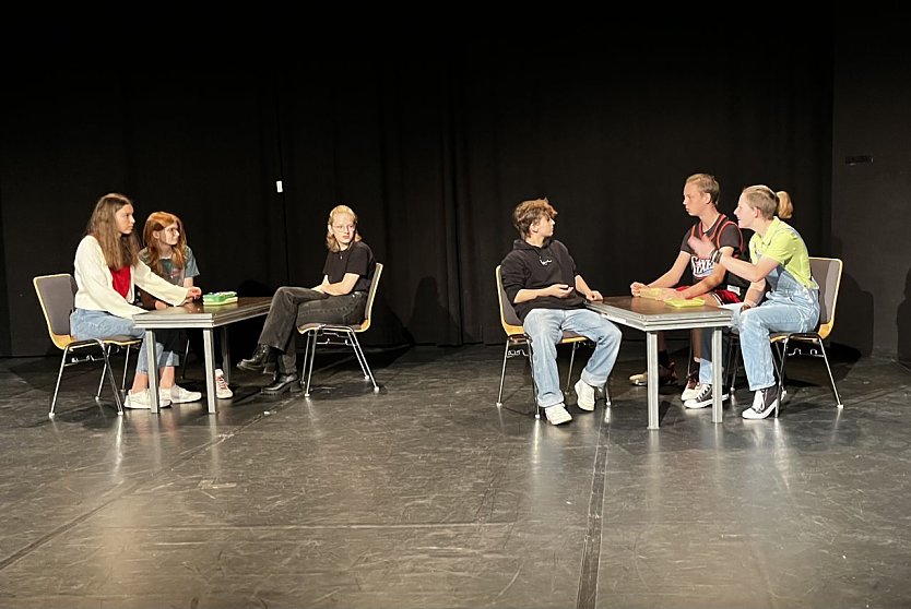 Das Salza-Gymnasium zu Gast bei den Schultheatertagen (Foto: Theresa Eichhorn) Das Salza-Gymnasium zu Gast bei den Schultheatertagen (Foto: Theresa Eichhorn)