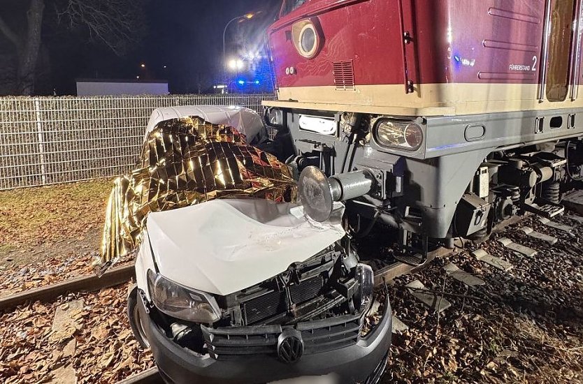 Unfall am Bahnübergang in Bad Langensalza (Foto: Feuerwehr Bad Langensalza) Unfall am Bahnübergang in Bad Langensalza (Foto: Feuerwehr Bad Langensalza)