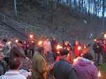 Mit Fackeln unterwegs (Foto: M. Kappler)
