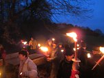 Mit Fackeln unterwegs (Foto: M. Kappler)