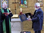 Präses Dr. Uwe Krieger zeigt die Sonderausgabe der Nordhäuser Traditionsbrennerei - ein Geschenk des Kirchenkreises (Foto: R. Englert)