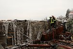 Die Löscharbeiten am Mecklenburgs Hof dauerten auch heute noch an (Foto: agl) Die Löscharbeiten am Mecklenburgs Hof dauerten auch heute noch an (Foto: agl)