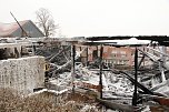 Die Löscharbeiten am Mecklenburgs Hof dauerten auch heute noch an (Foto: agl) Die Löscharbeiten am Mecklenburgs Hof dauerten auch heute noch an (Foto: agl)