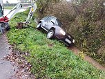 Auf nassem Gras und weicher Erde in den Graben gerutscht (Foto: Feuerwehr Heringen/Silvio Dietzel)
