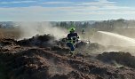 Misthaufen bei Oberheldrungen entz&uuml;ndete sich und musste abgel&ouml;scht werden (Foto: Feuerwehr Heldrungen/Oberheldrungen/Silvio Dietzel)