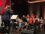 Die Schüler der Franzbergschule stimmten mit einer Darbietung aus ihrem Musikprojekt „Ukulele trifft Popmusik" auf den Unternehmerabend ein (Foto: Janine Skara)