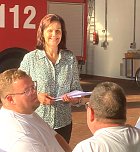 Landr&auml;tin Antje-Hochwind Schneider bedankt sich bei den Helfern, die nach der Flutkatastrophe im Ahrtal geholfen haben (Foto: LRA Kyffh&auml;userkreis (Dr. Thiele))