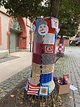 Kunstvolle Wollkreationen schm&uuml;cken die B&auml;ume der Bad Langensalzaer Altstadt (Foto: oas)