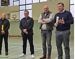Landesmeisterschaft des TBRSV in Sondershausen:  Hallenboccia Dieter Schindler, TBRSV Pr&auml;sidenten Volker Stietzel, B&uuml;rgermeister Steffen Grimm der Stadt Sondershausen und Landtagsabgeordneter Stefan Schard (CDU) (Foto: Gesch&auml;ftsf&uuml;hrer TBRSV  Gabor Uslar und weitere Anwesende )
