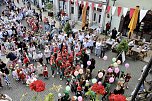Auftakt zum Brunnenfest in Bad Langensalza mit vielen bunt geschm&uuml;ckten Kindern am Rathausbrunnen (Foto: Eva Maria Wiegand)