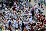 Auftakt zum Brunnenfest in Bad Langensalza mit vielen bunt geschm&uuml;ckten Kindern am Rathausbrunnen (Foto: Eva Maria Wiegand)