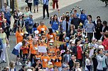Auftakt zum Brunnenfest in Bad Langensalza mit vielen bunt geschm&uuml;ckten Kindern am Rathausbrunnen (Foto: Eva Maria Wiegand)