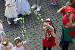 Auftakt zum Brunnenfest in Bad Langensalza mit vielen bunt geschm&uuml;ckten Kindern am Rathausbrunnen (Foto: Eva Maria Wiegand)