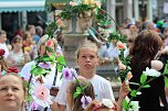 Auftakt zum Brunnenfest in Bad Langensalza mit vielen bunt geschm&uuml;ckten Kindern am Rathausbrunnen (Foto: Eva Maria Wiegand)