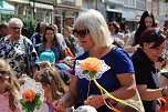 Auftakt zum Brunnenfest in Bad Langensalza mit vielen bunt geschm&uuml;ckten Kindern am Rathausbrunnen (Foto: Eva Maria Wiegand)