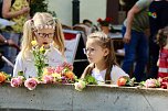 Auftakt zum Brunnenfest in Bad Langensalza mit vielen bunt geschm&uuml;ckten Kindern am Rathausbrunnen (Foto: Eva Maria Wiegand)