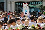 Auftakt zum Brunnenfest in Bad Langensalza mit vielen bunt geschm&uuml;ckten Kindern am Rathausbrunnen (Foto: Eva Maria Wiegand)
