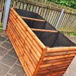 Am neuen Hochbeet können auch kleine Gärtner gut arbeiten (Foto: Kindergarten Tierhäuschen) Am neuen Hochbeet können auch kleine Gärtner gut arbeiten (Foto: Kindergarten Tierhäuschen)