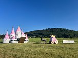 Ein M&auml;rchenschloss aus Stroh in Gro&szlig;lohra (Foto: Emma Grabe)