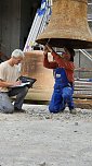 In Ellrich wurden heute die Spitzen auf die neuen Kircht&uuml;rme gesetzt und die Glocken in die H&ouml;he gebracht (Foto: Sven Tetzel)