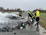 Kunststoffm&uuml;ll entz&uuml;ndete sich zwischen Kleinberndten und Friedrichslohra und musste abgekippt werden (Foto: S. Dietzel)