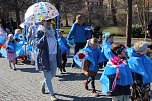 Einhundertundzwanzig Kindergartenkinder feierten mit ihren Erzieherinnen und Erziehern das 20. Jubil&auml;um des Schwefel-Sole-Heilbades Bad Langensalza mit einem Festumzug (Foto: Eva Maria Wiegand)