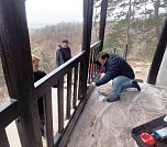 Streichen und Spachteln beim Fr&uuml;hjahrsputz auf der Hornungsh&ouml;he (Foto: Peter Ke&szlig;ler)