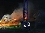 Strohballen standen in Flammen (Foto: Feuerwehr Bad Frankenhausen/Silvio Dietzel)
