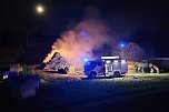 Strohballen standen in Flammen (Foto: Feuerwehr Bad Frankenhausen/Silvio Dietzel)