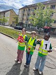 Sicher zu Fu&szlig; - die Sch&uuml;ler der Grundschule Bertold Brecht auf dem 1. "Safety Walk" (Foto: Katja Vopel, Grundschule Bertold Brecht)