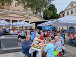 Seniorenfr&uuml;hst&uuml;ck auf dem Sondersh&auml;user Marktplatz (Foto: Janine Skara)