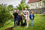 Kommunionskinder pflanzen Erinnerungsbaum (Foto: Stadt Leinefelde-Worbis) Kommunionskinder pflanzen Erinnerungsbaum (Foto: Stadt Leinefelde-Worbis)