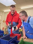  Perspektivwechsel hautnah: Prof. Dr. J&ouml;rg Wagner und Dirk Hamel erlebten beim Aktionstag Schichtwechsel die Arbeitswelt des jeweils anderen. (Foto: Tina Bergknapp / Ren&eacute; Bredehorn / Yvonne Reichardt)