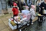 Gro&szlig;e Freude bei kleinen Wichteln - Kita Kinder schm&uuml;cken Weihnachtsbaum am Bad Langensalzaer Rathaus (Foto: Eva Maria Wiegand)