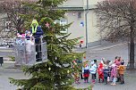 Große Weihnachtsbaumschmück-Aktion auf dem Töpfermarkt in Bad Langensalza (Foto: emw/oas) Große Weihnachtsbaumschmück-Aktion auf dem Töpfermarkt in Bad Langensalza (Foto: emw/oas)