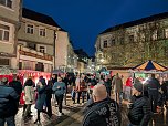 Der "Gl&uuml;hweinzauber" in Sondershausen war trotz Regen gut besucht (Foto: Janine Skara)