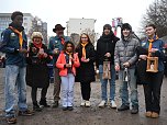 Die Pfadfinder bei der Übergabe des Friedenslichtes auf dem August-Bebel-Platz in Nordhausen (Foto: Doris Lang) Die Pfadfinder bei der Übergabe des Friedenslichtes auf dem August-Bebel-Platz in Nordhausen (Foto: Doris Lang)