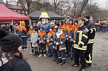 Übergabe des Friedenslichts aus Bethlehem an die Kreisjugendfeuerwehren. (Foto: vgf) Übergabe des Friedenslichts aus Bethlehem an die Kreisjugendfeuerwehren. (Foto: vgf)