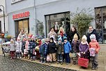 Kinder stehen bereit f&uuml;r das Weihnachtsbaumschmucken auf dem Neumarkt  (Foto: Eva Maria Wiegand)