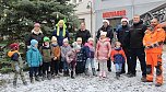 Weihnachtsbaumschm&uuml;cken mit Kita, Feuerwehr und Bauamtmitarbeiter (Foto: Eva Maria Wiegand)