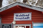 Schild am Eingang des Waldbades in Neustadt (Foto: ssc) Schild am Eingang des Waldbades in Neustadt (Foto: ssc)