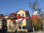 Ein Pick-Up hat vor einer Krankenkasse in Sondershausen eine Frau &uuml;berrollt. (Foto: Silvio Dietzel)