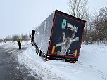 Der Lkw war beim R&uuml;ckw&auml;rtsfahren in den Graben gerutscht. (Foto: Silvio Dietzel)